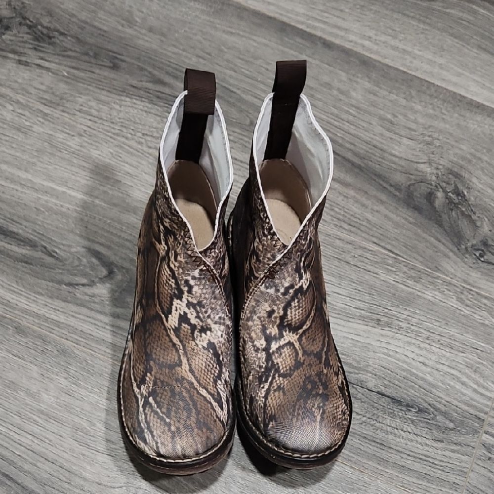 Charlston Shoe Co Liberty Snake Pull On Chelsea Stack Heel Booties